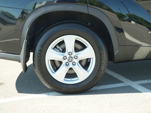 Used 2023 Toyota Highlander L FWD image 40