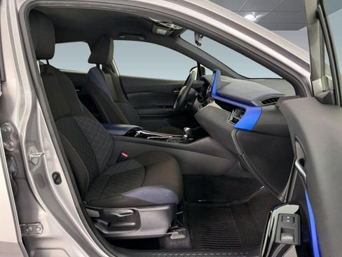 Used 2020 Toyota C-HR XLE FWD image 22