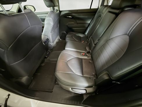 Certified 2023 Toyota Highlander XLE image 22