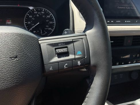 Used 2025 Nissan Rogue SV FWD image 24