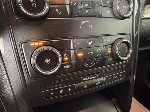 Used 2018 Ford Explorer XLT AWD/4WD image 20