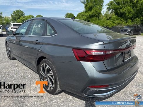 Used 2025 Volkswagen Jetta SEL image 3