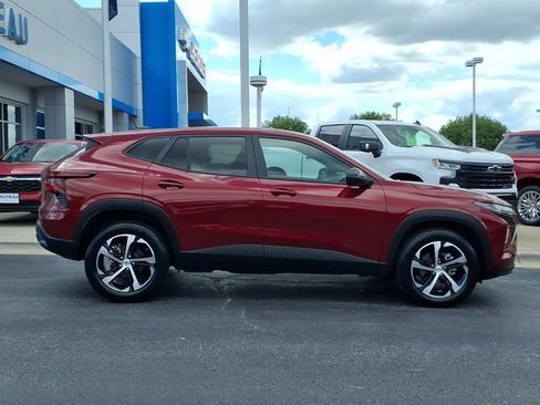 Certified 2025 Chevrolet Trax RS w/ Driver Confidence Package FWD image 4