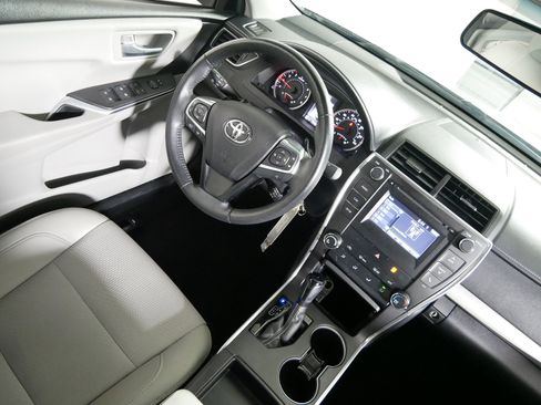 Used 2016 Toyota Camry SE image 9