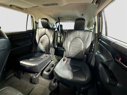 Used 2023 Toyota Highlander XLE image 14