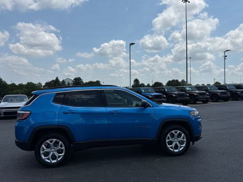 Used 2024 Jeep Compass Latitude AWD/4WD image 2