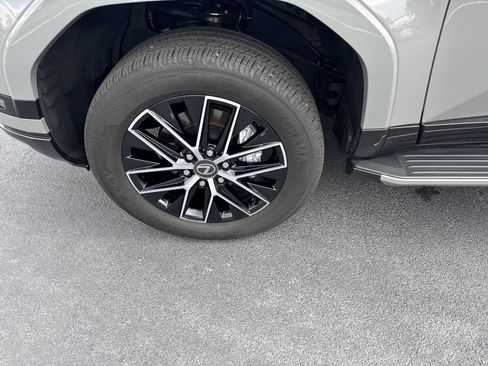 Used 2025 Lexus GX 550 w/ Accessory Package (2T) AWD/4WD image 12
