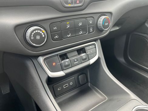 Used 2024 GMC Terrain SLE image 47