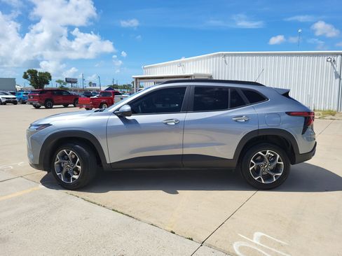 Used 2025 Chevrolet Trax LT w/ Driver Confidence Package image 8