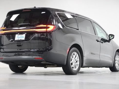 Used 2024 Chrysler Pacifica Touring-L FWD image 16