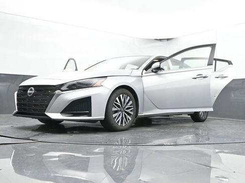 Used 2023 Nissan Altima 2.5 SV FWD image 72