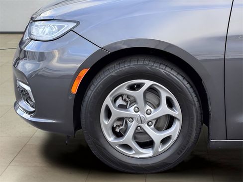 Used 2022 Chrysler Pacifica Limited image 42