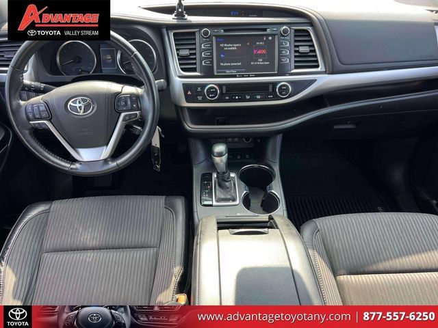 Used 2018 Toyota Highlander Plus AWD/4WD image 15