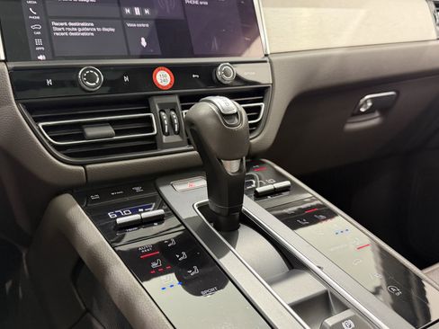 Certified 2023 Porsche Macan image 37
