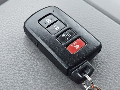 Used 2017 Toyota Highlander XLE w/ Carpet Mat Package AWD/4WD image 34
