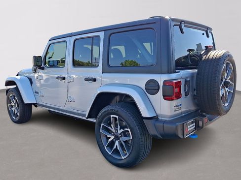 Used 2024 Jeep Wrangler Unlimited w/ Convenience Group AWD/4WD image 4