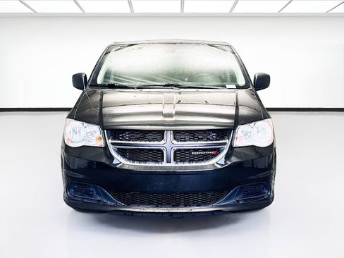 Used 2020 Dodge Grand Caravan SE image 2