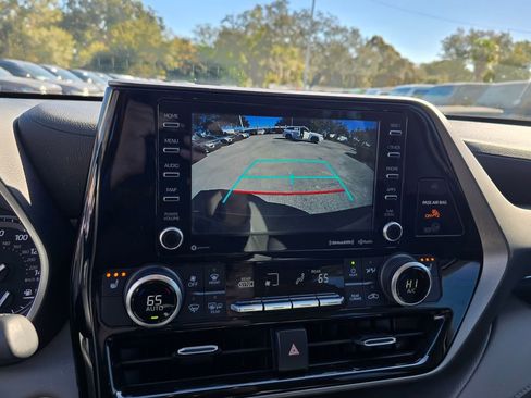 Used 2021 Toyota Highlander XLE image 22