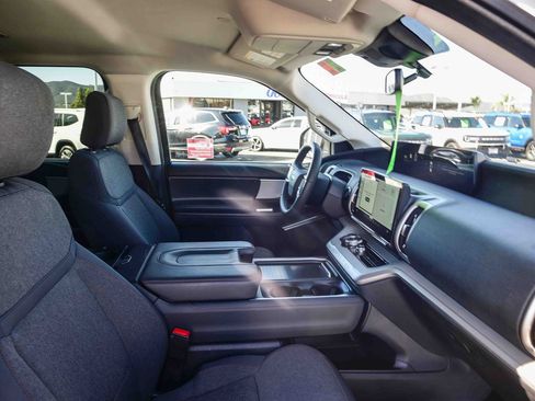 Used 2025 Ford Expedition Active image 15