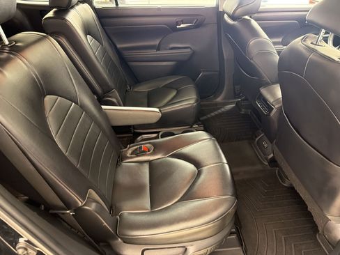 Used 2022 Toyota Highlander XLE FWD image 27