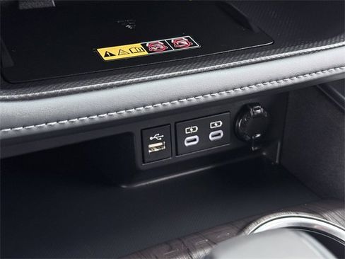Certified 2025 Toyota Highlander Limited image 34