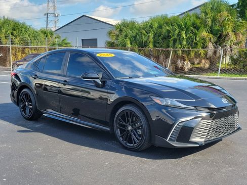 Used 2025 Toyota Camry SE w/ Convenience Package FWD image 2