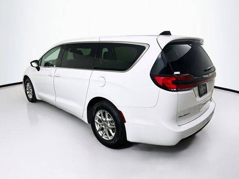 Used 2024 Chrysler Pacifica Touring-L image 5