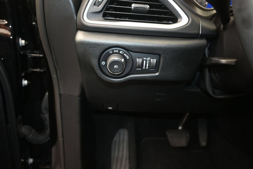 Used 2025 Chrysler Pacifica Select FWD image 12