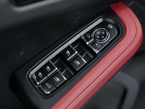 Certified 2025 Porsche Macan image 18