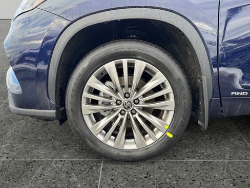 New 2026 Toyota Highlander Platinum image 4