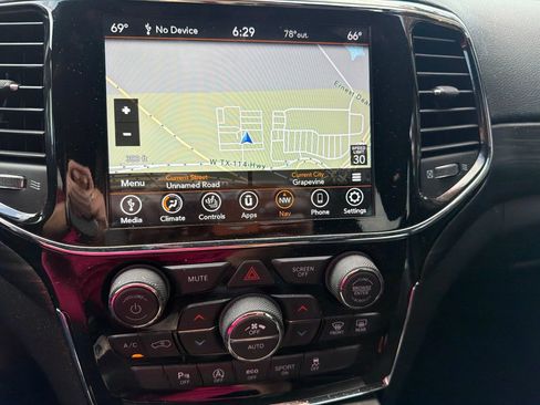 Used 2022 Jeep Grand Cherokee Laredo X RWD image 9