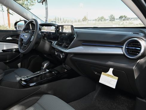New 2026 Chevrolet Trax LT w/ LPO, Blackout Package FWD image 34