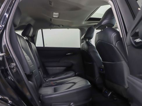 Used 2022 Toyota Highlander XLE image 13