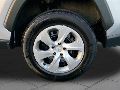 Used 2021 Toyota RAV4 LE FWD image 11