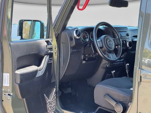 Used 2016 Jeep Wrangler Unlimited Rubicon w/ Connectivity Group AWD/4WD image 9