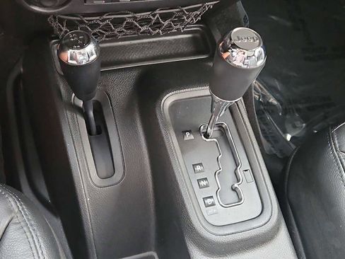 Used 2017 Jeep Wrangler 75th Anniversary image 29