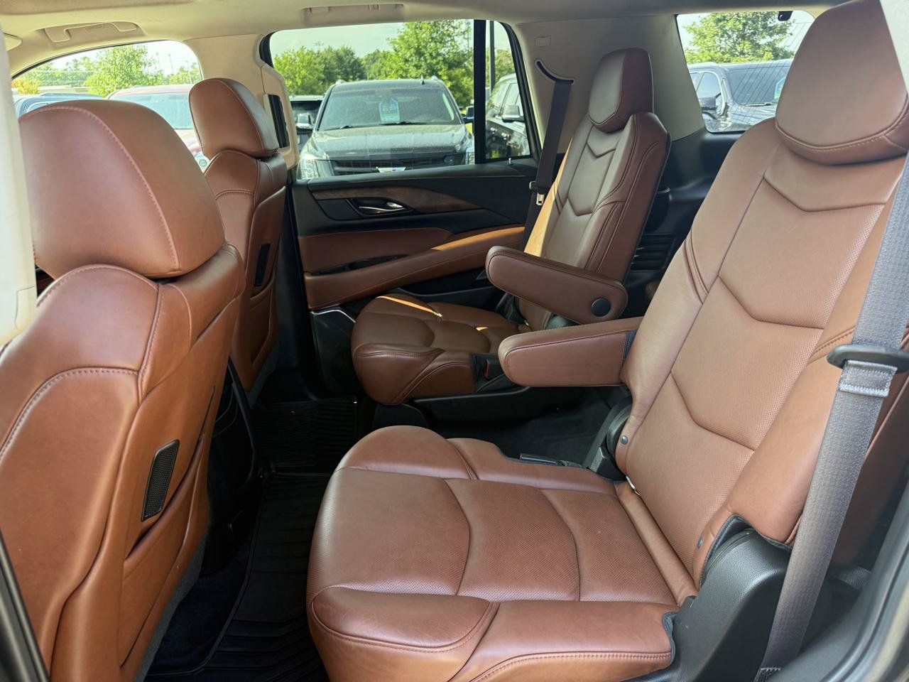 Used 2015 Cadillac Escalade Luxury AWD/4WD image 14