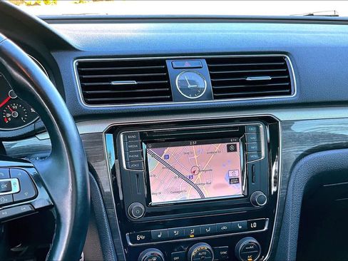 Used 2017 Volkswagen Passat 1.8T SEL Premium image 6