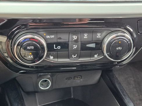 Used 2025 Chevrolet Trax LT w/ LT Convenience Package image 18