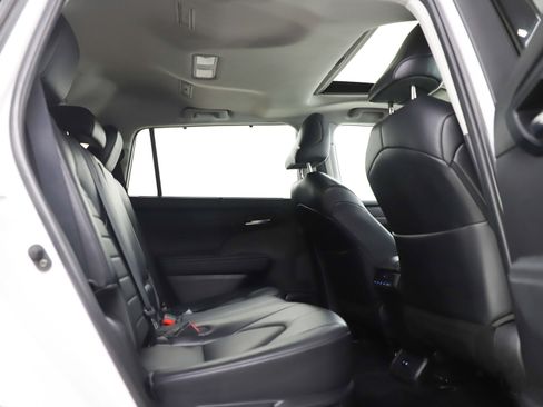 Used 2022 Toyota Highlander XLE image 12