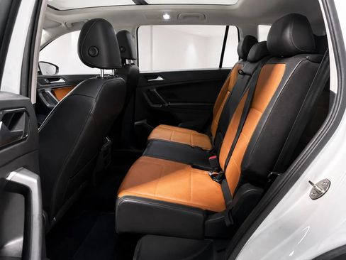 Used 2018 Volkswagen Tiguan SE w/ Panoramic Sunroof Package AWD/4WD image 15