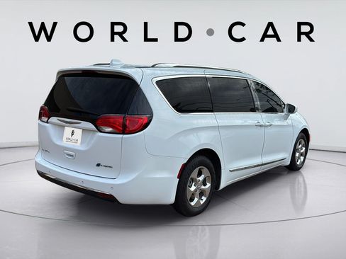 Used 2018 Chrysler Pacifica Touring-L FWD image 5