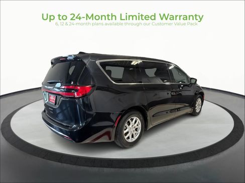 Used 2023 Chrysler Pacifica Touring-L FWD image 7