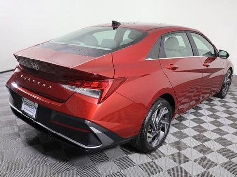 Used 2025 Hyundai Elantra SEL FWD image 8