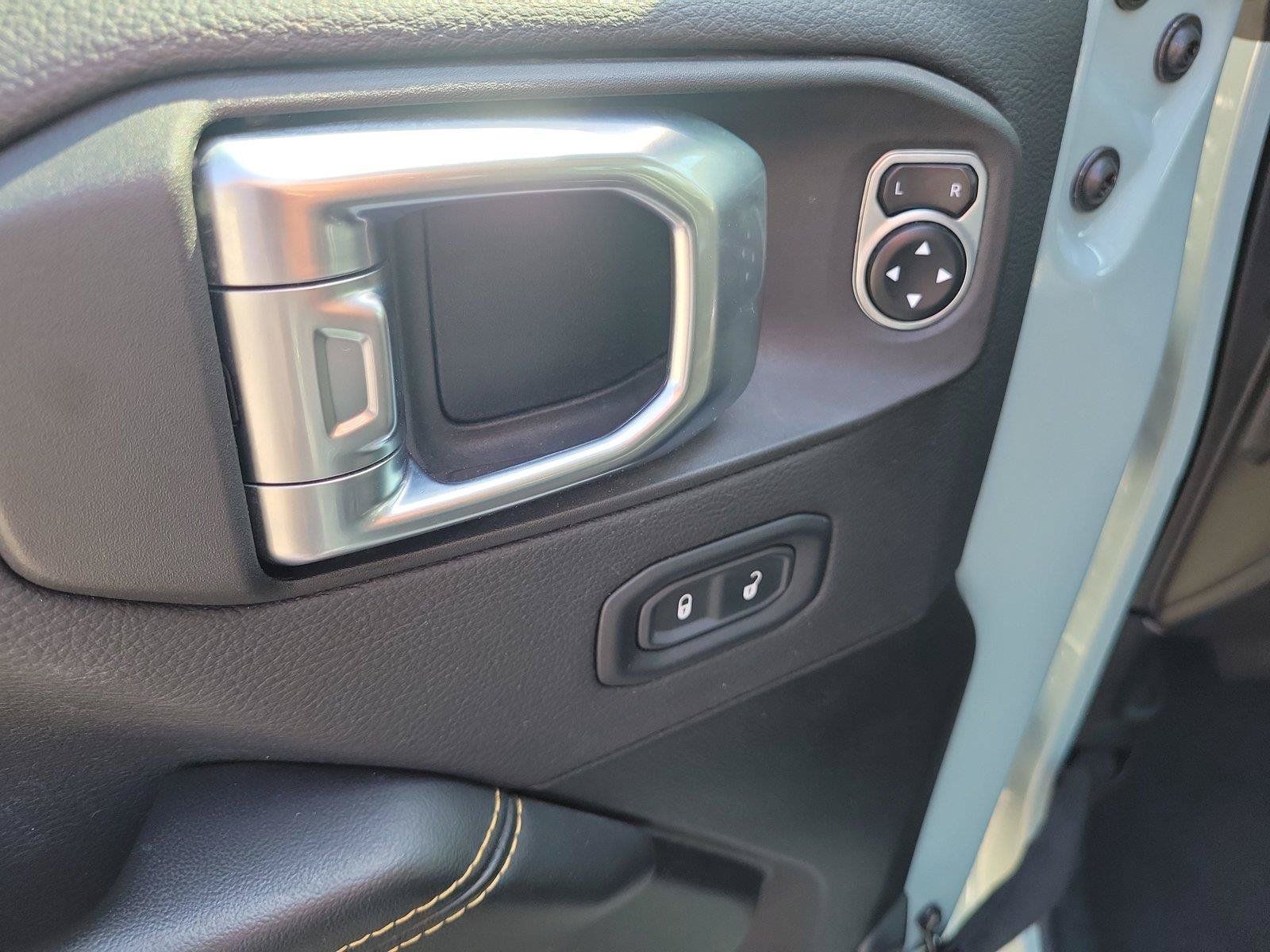 Used 2024 Jeep Wrangler Unlimited Sahara AWD/4WD image 20