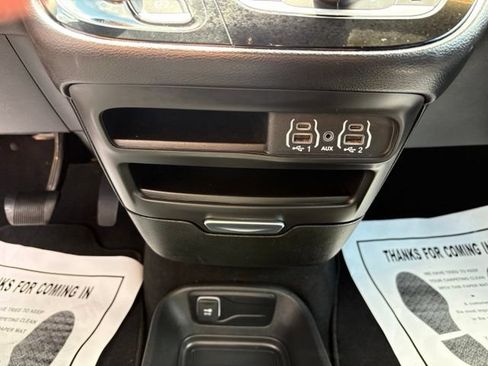 Used 2025 Chrysler Pacifica Select FWD image 21