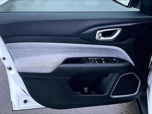 Used 2024 Jeep Compass Latitude image 23