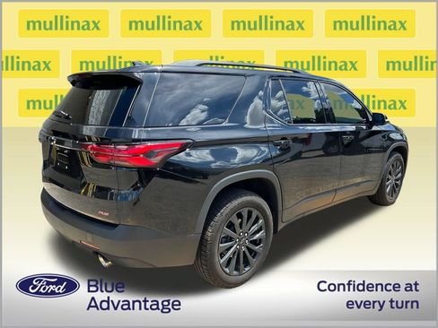 Used 2023 Chevrolet Traverse RS FWD image 2