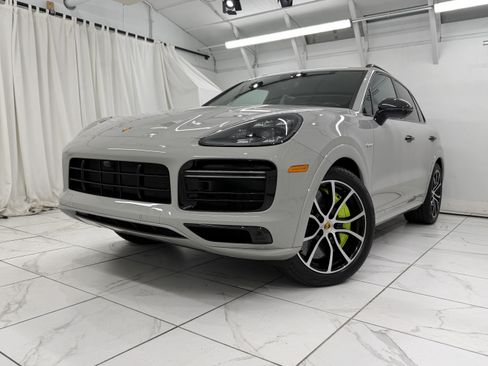 Certified 2021 Porsche Cayenne Turbo S AWD/4WD image 8