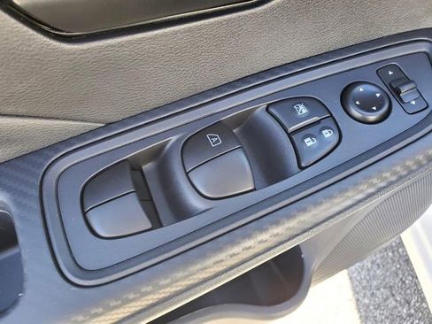 Used 2025 Nissan Versa S w/ Trunk Package image 15